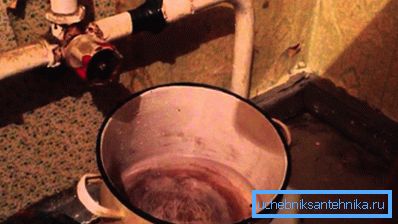 Ljepljiva traka u slučaju curenja vjerojatno neće pomoći. Ljepljiva traka u slučaju curenja vjerojatno neće pomoći.