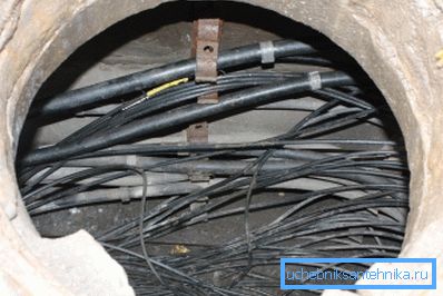 Kanalizacija s kabelima postavljenim u njega Kanalizacija s kabelima postavljenim u njega