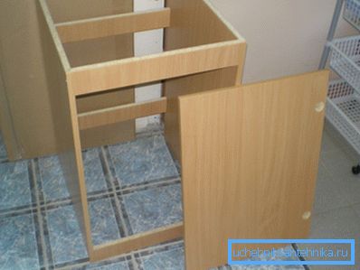 Okvir se montira, vidljivo ukrućuje i uzorkuje ispod krovišta na vratima Okvir se montira, vidljivo ukrućuje i uzorkuje ispod krovišta na vratima