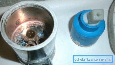 Spremnik se uklanja iz utičnice Spremnik se uklanja iz utičnice