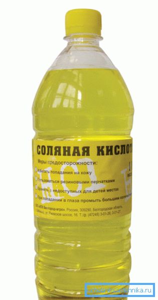 Koncentrirana klorovodična kiselina se prodaje u plastičnoj bocci.