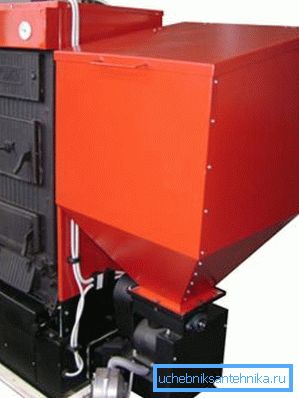 Kotao KCM može biti opremljen bunkerom za automatsko hranjenje peleta. Kotao KCM može biti opremljen bunkerom za automatsko hranjenje peleta.