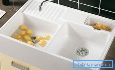 Veliki dvostruki sudoper je vrlo povoljan Veliki dvostruki sudoper je vrlo povoljan