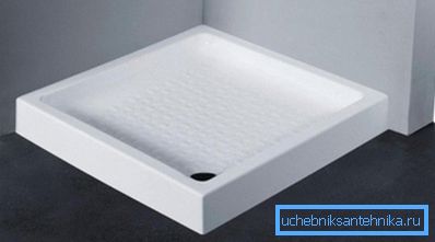 Kvadratna pladanj prosječne dubine od sanitarne fajanse. Kvadratna pladanj prosječne dubine od sanitarne fajanse.