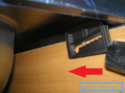 Lagano dodirivanje plastičnog nosača se pomiče u poziciju dizajna. Lagano dodirivanje plastičnog nosača se pomiče u poziciju dizajna.
