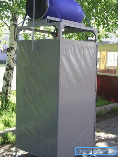 Ljetni tuš s plastične bačve s vlastitim rukama - nije problem.