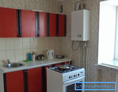 Amaterska fotografija plinskog kotla, koja je instalirana u visokoj zgradi apartmana Amaterska fotografija plinskog kotla, koja je instalirana u visokoj zgradi apartmana