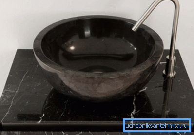 Amaterska fotografija gotove konstrukcije od mramora na kabinetu istog materijala Amaterska fotografija gotove konstrukcije od mramora na kabinetu istog materijala