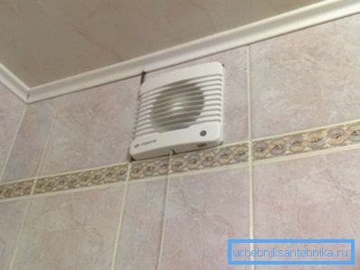 Amaterska fotografija gotovog ventilacijskog sustava s instaliranim uređajima koji prisiljavaju kretanje zračnih masa Amaterska fotografija gotovog ventilacijskog sustava s instaliranim uređajima koji prisiljavaju kretanje zračnih masa