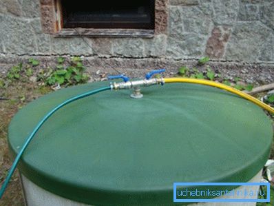 Amaterska fotografija plastičnog krova s rupom za postavljanje crijeva za vodu Amaterska fotografija plastičnog krova s rupom za postavljanje crijeva za vodu