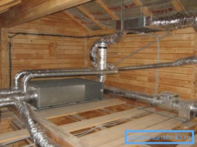 Amaterska fotografija razgranatog ventilacijskog sustava instaliranog u potkrovlju zgrade radi lakšeg ožičenja