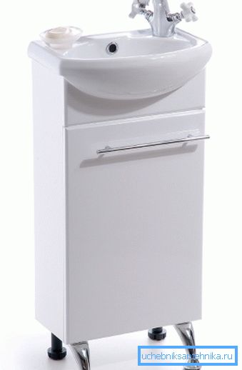Mali sudoper s kadom za WC. Mali sudoper s kadom za WC.