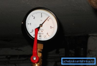 Mjerač tlaka na slici pokazuje 3,8 kgf / cm2. Vrijednost je prilično redovita. Mjerač tlaka na slici pokazuje 3,8 kgf / cm2. Vrijednost je prilično redovita.