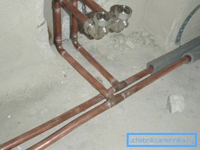 Bakrena vodovodna cijev je snažna, izdržljiva, ali vrlo skupo i teško je instalirati. Bakrena vodovodna cijev je snažna, izdržljiva, ali vrlo skupo i teško je instalirati.