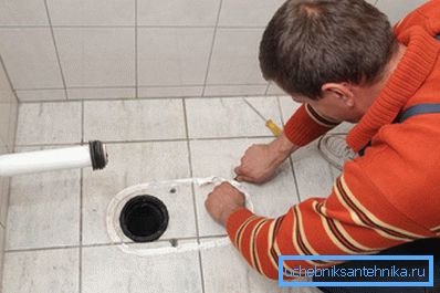 Mjesto kontakta WC-a s podom mora se pažljivo očistiti. Mjesto kontakta WC-a s podom mora se pažljivo očistiti.