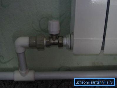 Mjesto spoja akumulatora s cijevom mora biti pažljivo zatvoreno i opremljeno ventilima