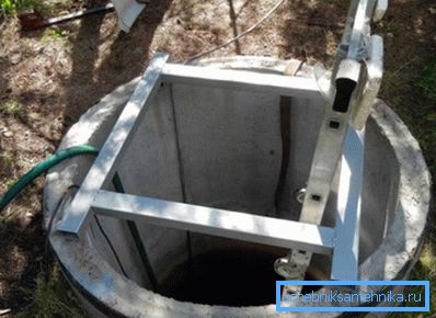 Metalni okvir za držanje pumpe za dolje. Metalni okvir za držanje pumpe za dolje.