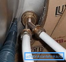 Metalna plastika ispod kuhinjske slavine Metalna plastika ispod kuhinjske slavine