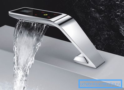 Model s elektroničkom kontrolom nema uobičajene ručke.
