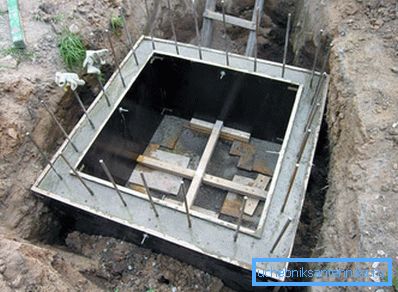 Monolitne bušotine zahtijevaju izgradnju složenih oplata. Monolitne bušotine zahtijevaju izgradnju složenih oplata.