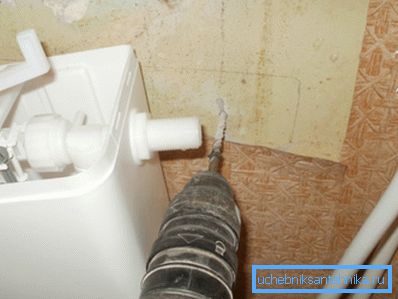 Ugradnja plastičnog crijeva za ispiranje na površinu zida Ugradnja plastičnog crijeva za ispiranje na površinu zida