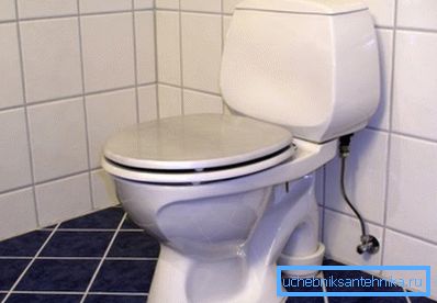 Ugradnja WC školjke sustava kompaktni na podu iz keramičkih pločica. Ugradnja WC školjke sustava kompaktni na podu iz keramičkih pločica.