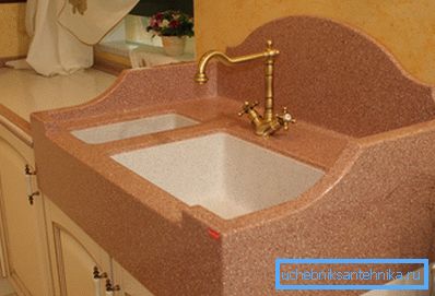 Sink iz umjetnog granita za interijer u retro stilu