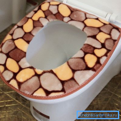 Mekani materijal koji pokriva poklopac za WC školjke brzo će postati neupotrebljiv. Mekani materijal koji pokriva poklopac za WC školjke brzo će postati neupotrebljiv.