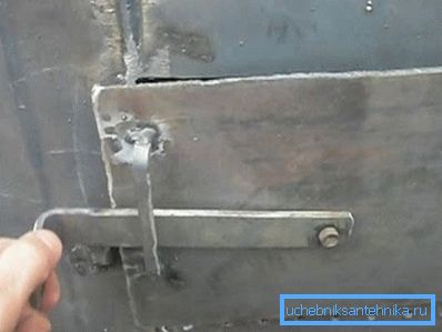 Na vratima mora biti zasun za zaključavanje (na slici) Na vratima mora biti zasun za zaključavanje (na slici)