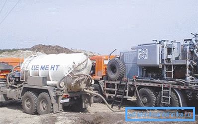Na fotografiji - mobilni kompleks opreme za cementiranje bušotine. Na fotografiji - mobilni kompleks opreme za cementiranje bušotine.
