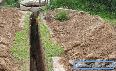 Na fotografiji - polaganje vodovodnih cijevi iz bunara Na fotografiji - polaganje vodovodnih cijevi iz bunara