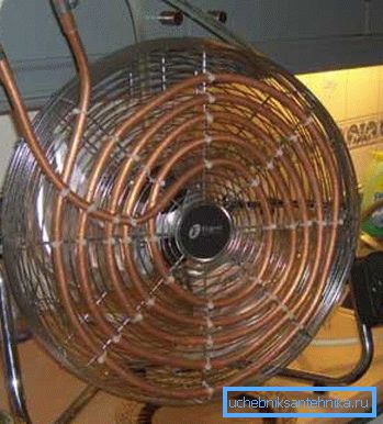 U foto - domaćoj zavojnici s ventilatora i bakrene cijevi. U foto - domaćoj zavojnici s ventilatora i bakrene cijevi.