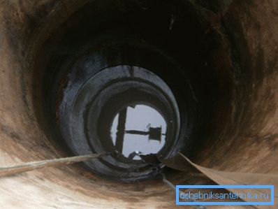 Na rudniku za unos foto - vode s podvodnom pumpom Na rudniku za unos foto - vode s podvodnom pumpom