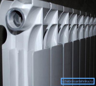 U foto - aluminijskom uređaju. U foto - aluminijskom uređaju.
