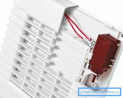 U foto - automatskom ispušnom ventilatoru s senzorom U foto - automatskom ispušnom ventilatoru s senzorom