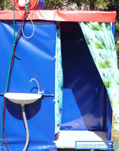 U foto - autonomnoj kabini s grijanom vodom. U foto - autonomnoj kabini s grijanom vodom.
