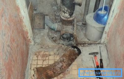 Na fotografiji - rastavljanje češlja i izlaz na WC.