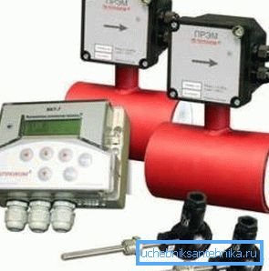 U foto - elektronskom mjeraču topline s upisivanjem pada tlaka na podloške. U foto - elektronskom mjeraču topline s upisivanjem pada tlaka na podloške.