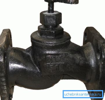 U vijčanom ventilu od lijevanog željeza s fotografskim prirubnicom. U vijčanom ventilu od lijevanog željeza s fotografskim prirubnicom.