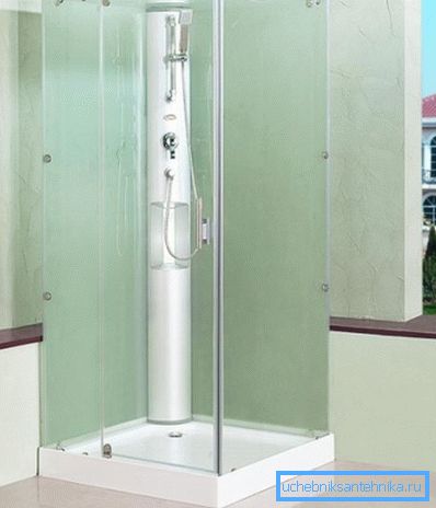 Na slici: četverokutni tuš kabine sa zglobnim vratima izgledaju vrlo elegantno. Na slici: četverokutni tuš kabine sa zglobnim vratima izgledaju vrlo elegantno.