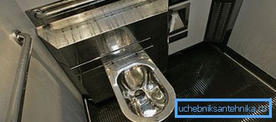 Na slici je metalna sanitarna instalacija smještena u kolima vlakova. Na slici je metalna sanitarna instalacija smještena u kolima vlakova.