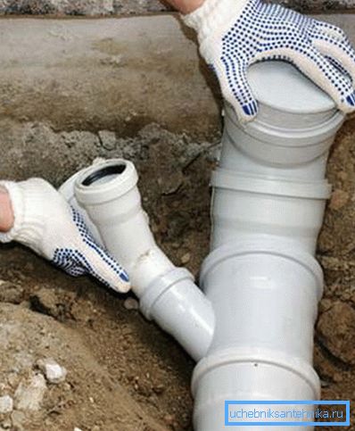 U fotoinstalaciji plastičnih cijevi s utičnicom