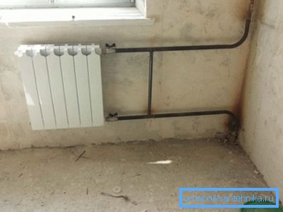 Na fotografiji - nešto složenija inačica instalacije radijatora s ugradnjom zapornih ventila. Na fotografiji - nešto složenija inačica instalacije radijatora s ugradnjom zapornih ventila.