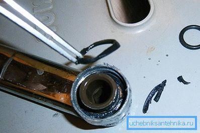 Slika prikazuje proces zamjene brtvenog prstena na gandru.