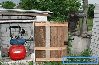 Na slici je prikazana varijanta uređaja autonomnog sustava organizacije vodoopskrbe u zemlji iz bušotine. Na slici je prikazana varijanta uređaja autonomnog sustava organizacije vodoopskrbe u zemlji iz bušotine.