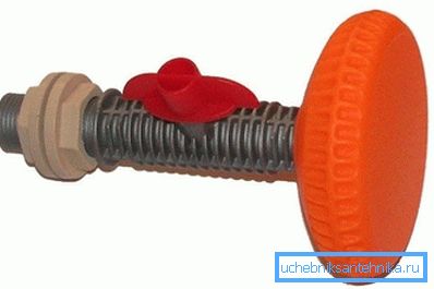 Slika prikazuje plastični tuš s kuglastim ventilom. Slika prikazuje plastični tuš s kuglastim ventilom.