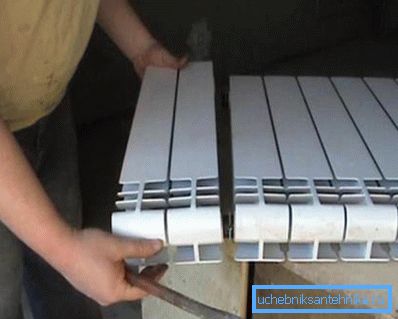 Slika prikazuje kako ukloniti dio od aluminijskog radijatora.