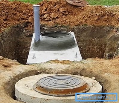 Na slici je prikazan uređaj od septičkog spremnika i filterska bušotina armiranog betonskog prstena. Na slici je prikazan uređaj od septičkog spremnika i filterska bušotina armiranog betonskog prstena.