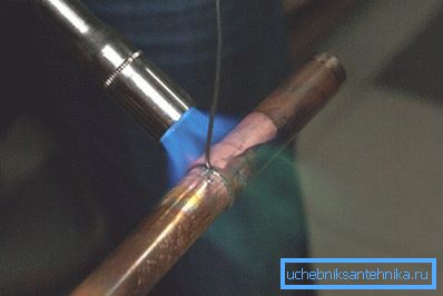 Fotografija prikazuje proces visokotemperaturne lemljenja. Fotografija prikazuje proces visokotemperaturne lemljenja.