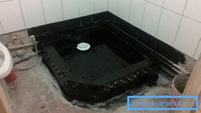 Na fotografiji - primjer vodonepropusnosti s bitumenskim materijalom Na fotografiji - primjer vodonepropusnosti s bitumenskim materijalom